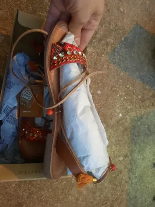 Sandalias Marrones y Rojas