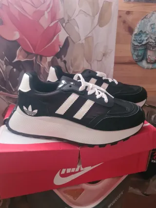 Zapatillas Adidas Negras y Blancas