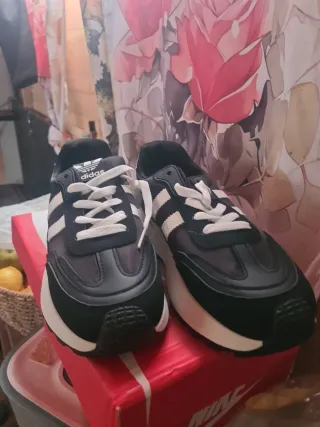 Zapatillas Adidas Negras y Blancas