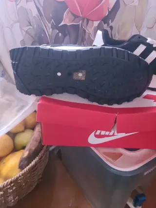 Zapatillas Adidas Negras y Blancas