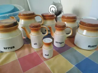 Set di contenitori in ceramica e legno per cucina