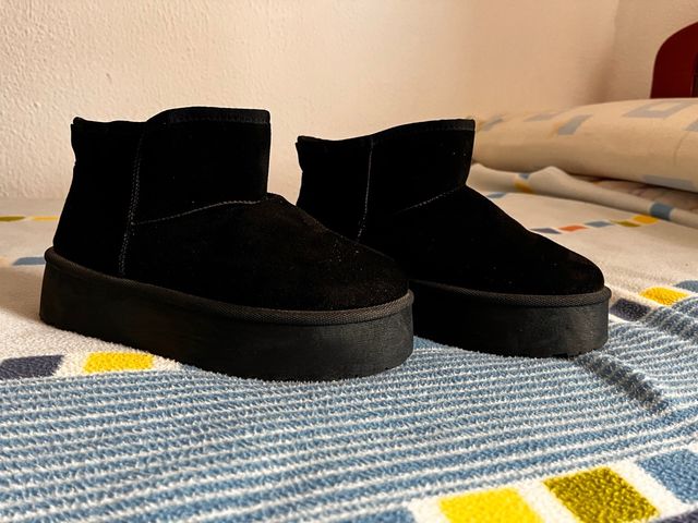Botas negras talla 41 (dan 39 perfectamente)