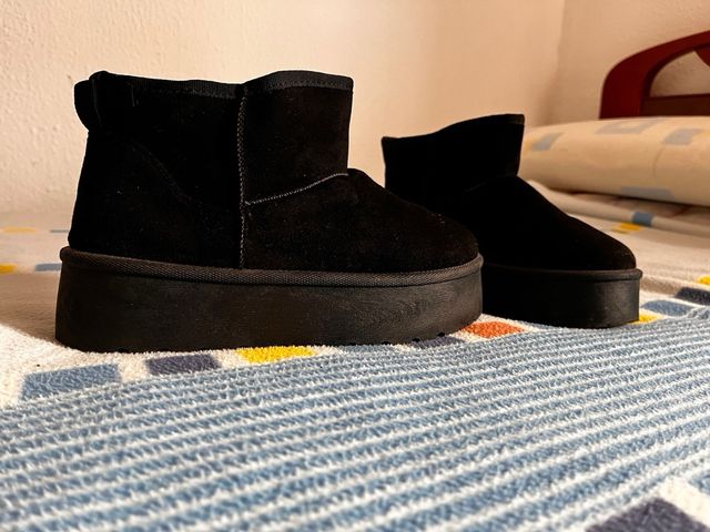 Botas negras talla 41 (dan 39 perfectamente)