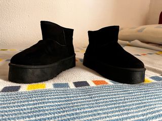 Botas negras talla 41 (dan 39 perfectamente)