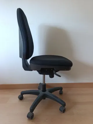 Silla de oficina ergonómica negra