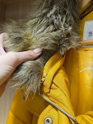 Chaqueta color mostaza con Cuello Peludo