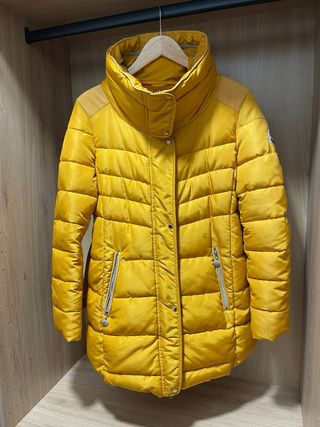 Chaqueta color mostaza con Cuello Peludo