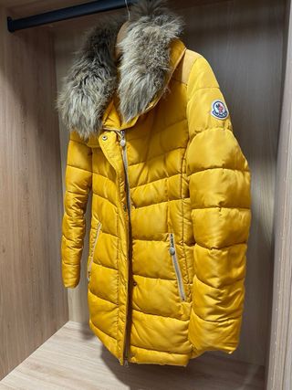 Chaqueta color mostaza con Cuello Peludo