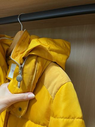 Chaqueta color mostaza con Cuello Peludo