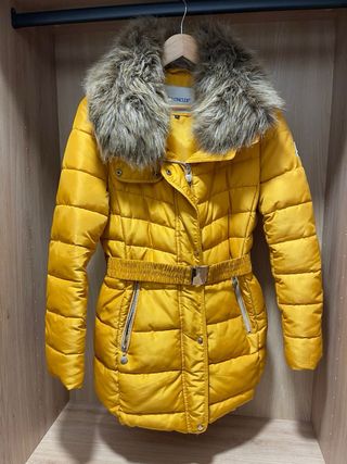 Chaqueta color mostaza con Cuello Peludo