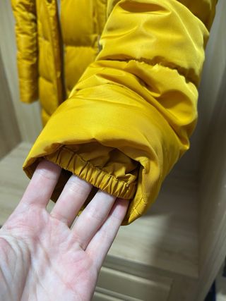 Chaqueta color mostaza con Cuello Peludo