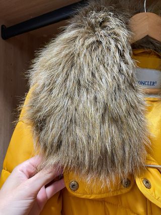 Chaqueta color mostaza con Cuello Peludo