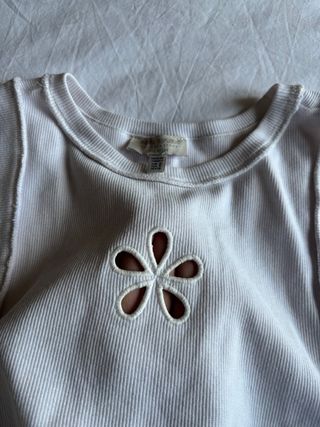 Top blanco flor de Pull & Bear