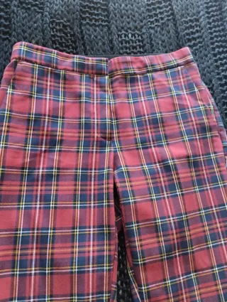 Pantalones de cuadros rojos y azules