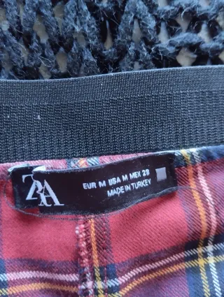 Pantalones de cuadros rojos y azules