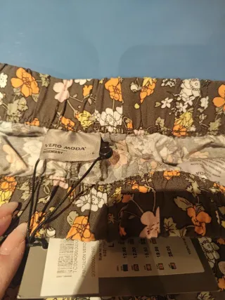 Bermudas florales marrones