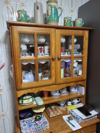 Alacena de cocina de madera y cristal