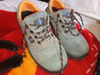 Zapatos de trabajo grises y naranjas