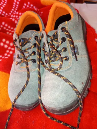 Zapatos de trabajo grises y naranjas