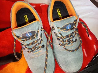 Zapatos de trabajo grises y naranjas