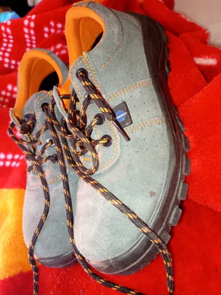 Zapatos de trabajo grises y naranjas