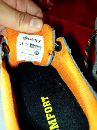 Zapatos de trabajo grises y naranjas