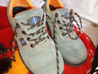 Zapatos de trabajo grises y naranjas