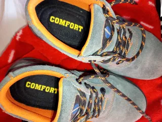 Zapatos de trabajo grises y naranjas