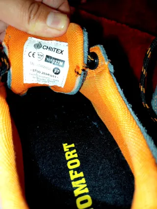 Zapatos de trabajo grises y naranjas