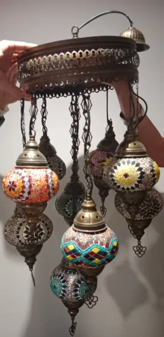 2 Lámparas colgantes y 1 lámpara para mesa.