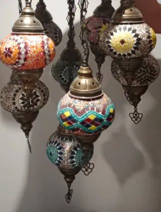 2 Lámparas colgantes y 1 lámpara para mesa.