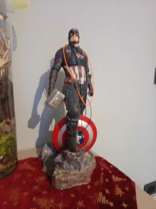 Statua Captain America con Scudo e Martello