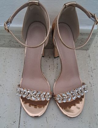 Zapatos dorados de tacón con pedrería