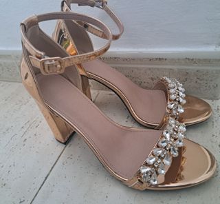 Zapatos dorados de tacón con pedrería
