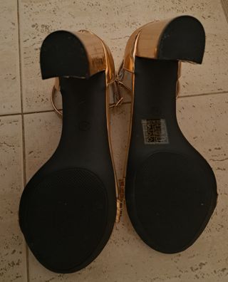 Zapatos dorados de tacón con pedrería