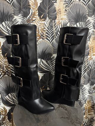 Stivali neri con fibbie
