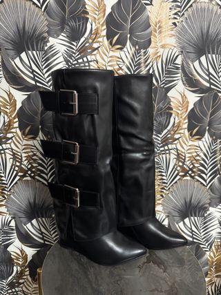 Stivali neri con fibbie