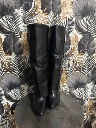 Stivali neri con fibbie