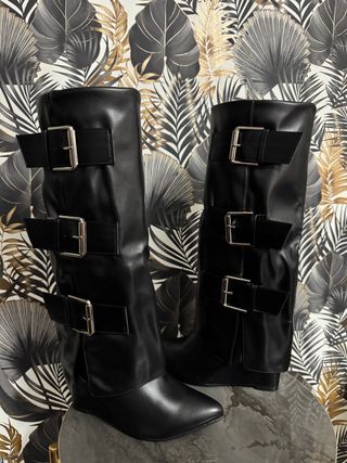 Stivali neri con fibbie