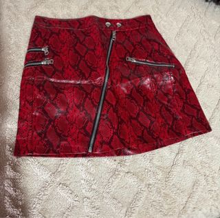 Falda corta roja efecto piel