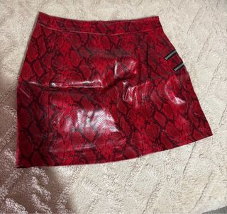 Falda corta roja efecto piel