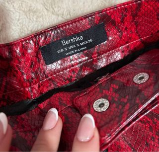 Falda corta roja efecto piel