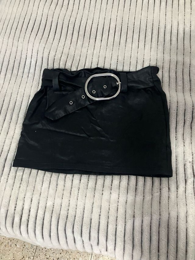 Falda de cuero mini con cinturón