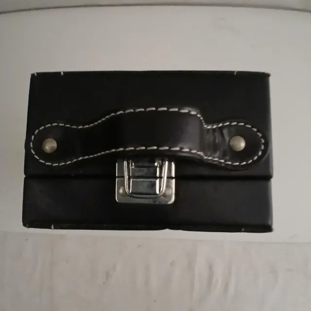 Astuccio in pelle nera con cuciture bianche