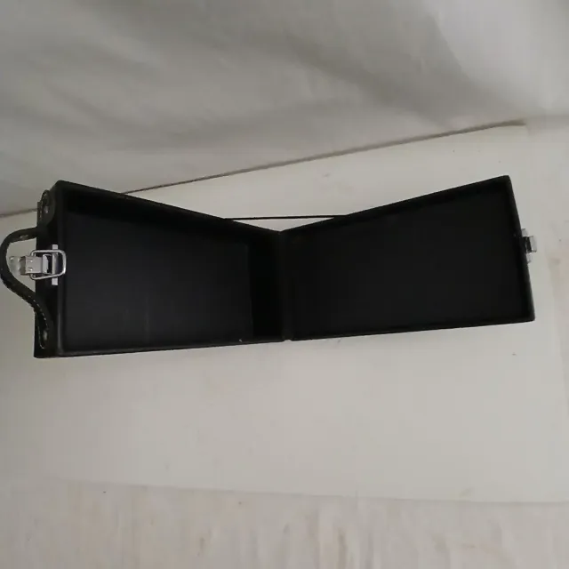 Astuccio in pelle nera con cuciture bianche