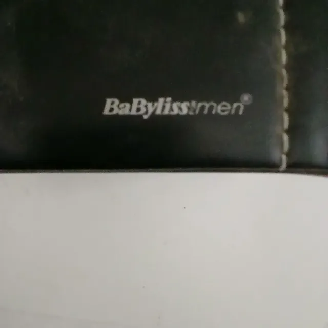 Astuccio in pelle nera con cuciture bianche