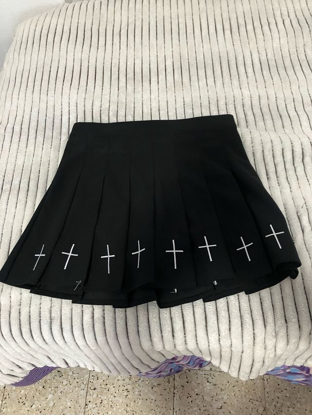 Falda plisada negra con cruces