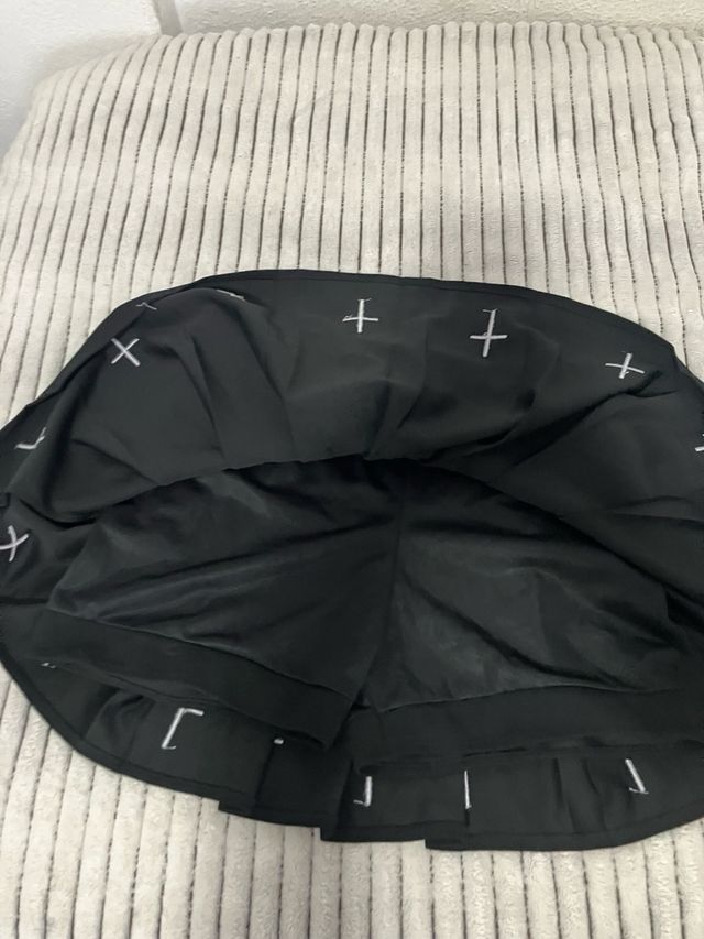 Falda plisada negra con cruces