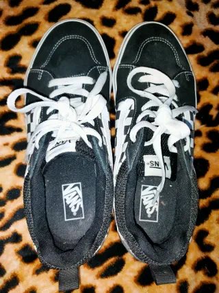 Zapatillas Vans Negras y Blancas