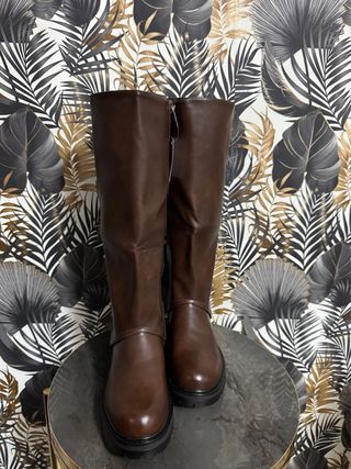 Stivali marroni con fibbie